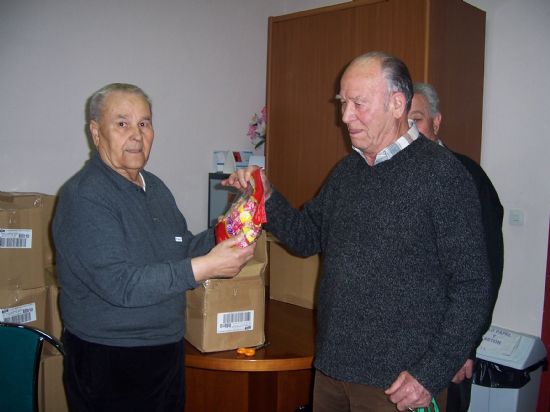 EL CENTRO MUNICIPAL DE PERSONAS MAYORES REPARTE MÁS DE 1.000 BOLSAS DE CARAMELOS ENTRE SUS SOCIOS CON MOTIVO DE CELEBRACIÓN DE LA SEMANA SANTA (2008), Foto 1