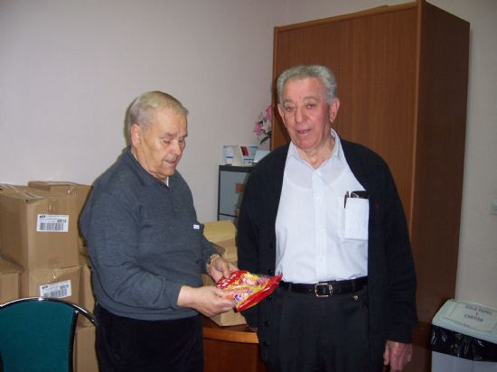 EL CENTRO MUNICIPAL DE PERSONAS MAYORES REPARTE MÁS DE 1.000 BOLSAS DE CARAMELOS ENTRE SUS SOCIOS CON MOTIVO DE CELEBRACIÓN DE LA SEMANA SANTA (2008), Foto 2