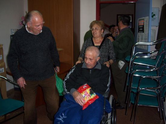 EL CENTRO MUNICIPAL DE PERSONAS MAYORES REPARTE MÁS DE 1.000 BOLSAS DE CARAMELOS ENTRE SUS SOCIOS CON MOTIVO DE CELEBRACIÓN DE LA SEMANA SANTA (2008), Foto 3