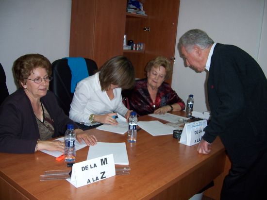 EL CENTRO MUNICIPAL DE PERSONAS MAYORES REPARTE MÁS DE 1.000 BOLSAS DE CARAMELOS ENTRE SUS SOCIOS CON MOTIVO DE CELEBRACIÓN DE LA SEMANA SANTA (2008), Foto 4