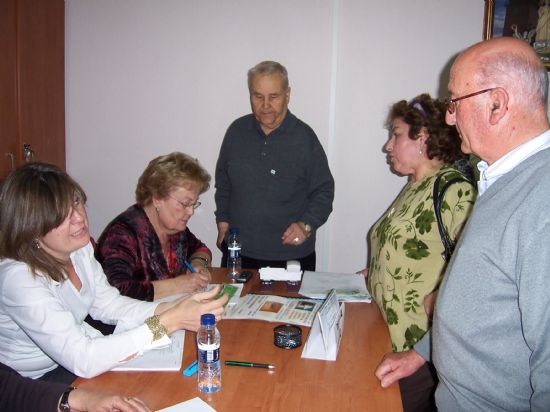 EL CENTRO MUNICIPAL DE PERSONAS MAYORES REPARTE MÁS DE 1.000 BOLSAS DE CARAMELOS ENTRE SUS SOCIOS CON MOTIVO DE CELEBRACIÓN DE LA SEMANA SANTA (2008), Foto 6