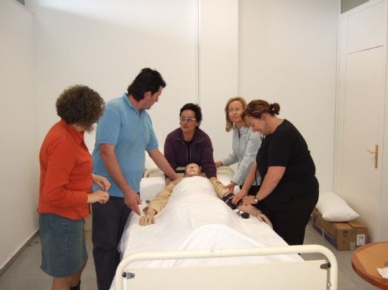 LOS ALUMNOS DEL CURSO DE “ATENCIÓN Y CUIDADO A PERSONAS DEPENDIENTES” VISITAN LA RESIDENCIA MUNICIPAL “LA PURÍSIMA” Y EL SERVICIO DE ESTANCIAS DIRUNAS DE ALZHEIMER DE LA LOCALIDAD (2008), Foto 1