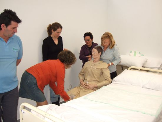 LOS ALUMNOS DEL CURSO DE “ATENCIÓN Y CUIDADO A PERSONAS DEPENDIENTES” VISITAN LA RESIDENCIA MUNICIPAL “LA PURÍSIMA” Y EL SERVICIO DE ESTANCIAS DIRUNAS DE ALZHEIMER DE LA LOCALIDAD (2008), Foto 2