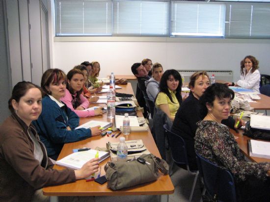 LOS ALUMNOS DEL CURSO DE “ATENCIÓN Y CUIDADO A PERSONAS DEPENDIENTES” VISITAN LA RESIDENCIA MUNICIPAL “LA PURÍSIMA” Y EL SERVICIO DE ESTANCIAS DIRUNAS DE ALZHEIMER DE LA LOCALIDAD (2008), Foto 6