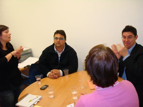 EL CONCEJAL DE PARTICIPACION CIUDADANA SE REÚNE CON LA FEDERACION DE ASOCIACIONES DE PERSONAS SORDAS DE MURCIA Y LA ASOCIACION “EL UNICORNIO” DE TOTANA PARA EL ESTABLECIMIENTO DEL SERVICIO MUNICIPAL DE INTÉRPRETE DE LENGUA DE SIGNOS, Foto 1