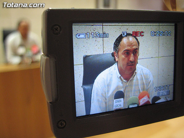 VALVERDE REINA: LA DENUNCIA DEL PSOE OBLIGA A LA JUNTA ELECTORAL DE ZONA A SUSPENDER LA PUESTA EN MARCHA DE LAS NUEVAS INSTALACIONES DE LA CIUDAD DEPORTIVA “SIERRA ESPUÑA”, Foto 1