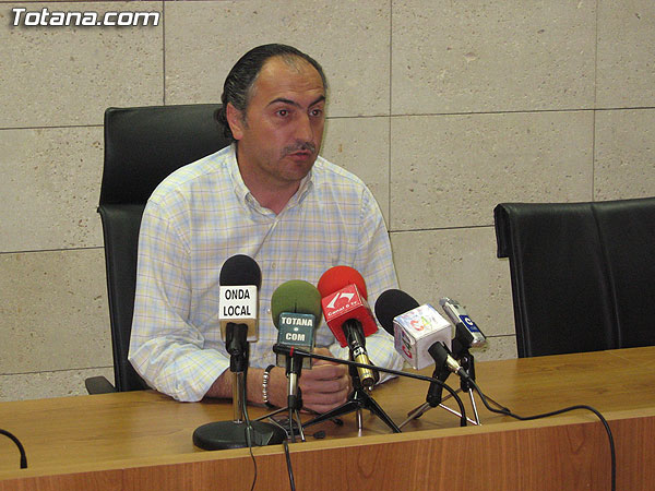 VALVERDE REINA: LA DENUNCIA DEL PSOE OBLIGA A LA JUNTA ELECTORAL DE ZONA A SUSPENDER LA PUESTA EN MARCHA DE LAS NUEVAS INSTALACIONES DE LA CIUDAD DEPORTIVA “SIERRA ESPUÑA”, Foto 2