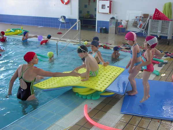 SE CLAUSURAN LOS CURSOS DE NATACIÓN INFANTILES DE LA PISCINA MUNICIPAL CUBIERTA, Foto 7