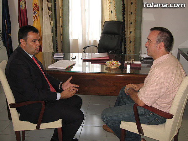 EL ALCALDE, JOSÉ MARTÍNEZ ANDREO, EXPONE A LOS REPRESENTANTES DE PSOE E IU LAS LÍNEAS DE TRABAJO PARA LA PRÓXIMA LEGISLATURA Y LAS ESTRUCUTURA POLÍTICA Y ORGANIZATIVA DEL NUEVO AYUNTAMIENTO, Foto 1
