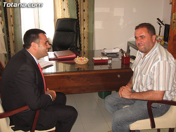 EL ALCALDE, JOSÉ MARTÍNEZ ANDREO, EXPONE A LOS REPRESENTANTES DE PSOE E IU LAS LÍNEAS DE TRABAJO PARA LA PRÓXIMA LEGISLATURA Y LAS ESTRUCUTURA POLÍTICA Y ORGANIZATIVA DEL NUEVO AYUNTAMIENTO, Foto 2