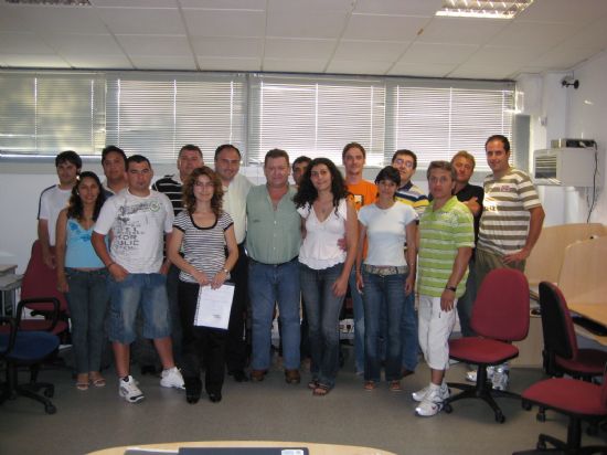 CLAUSURAN EL CURSO DE “INICIACIÓN A LA INFORMÁTICA” CON LA ENTREGA DE DIPLOMAS A LOS QUINCE ALUMNOS QUE HAN REALIZADO ESTA ACCIÓN FORMATIVA, Foto 1