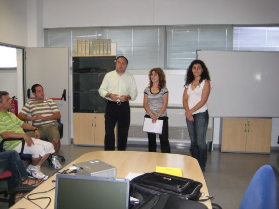 CLAUSURAN EL CURSO DE “INICIACIÓN A LA INFORMÁTICA” CON LA ENTREGA DE DIPLOMAS A LOS QUINCE ALUMNOS QUE HAN REALIZADO ESTA ACCIÓN FORMATIVA, Foto 2
