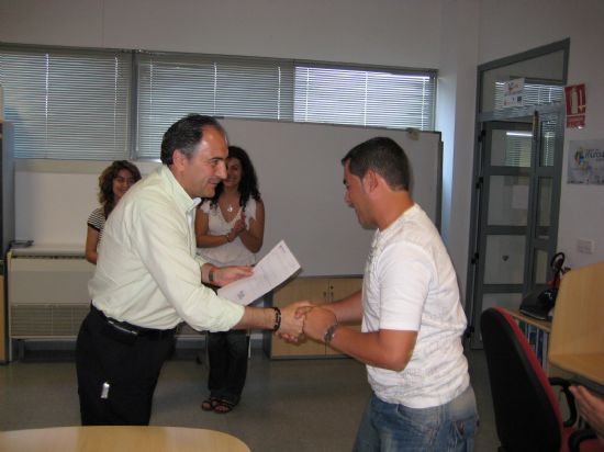 CLAUSURAN EL CURSO DE “INICIACIÓN A LA INFORMÁTICA” CON LA ENTREGA DE DIPLOMAS A LOS QUINCE ALUMNOS QUE HAN REALIZADO ESTA ACCIÓN FORMATIVA, Foto 3