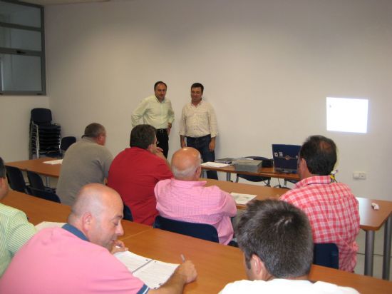 CLAUSURAN EL CURSO DE “INICIACIÓN A LA INFORMÁTICA” CON LA ENTREGA DE DIPLOMAS A LOS QUINCE ALUMNOS QUE HAN REALIZADO ESTA ACCIÓN FORMATIVA, Foto 5