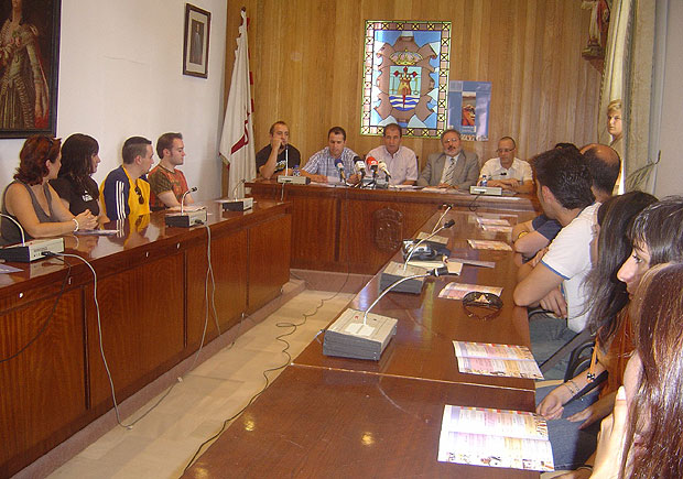 LA CONCEJALÍA DE ARTESANÍA Y EL CENTRO TECNOLÓGICO DE ARTESANÍA ORGANIZAN EL II ENCUENTRO DE JÓVENES DISEÑADORES Y ARTESANOS, Foto 1