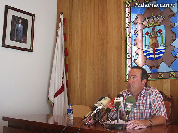 EL CONCEJAL DE PERSONAL, ROQUE MOLINA, DIO UNA RUEDA DE PRENSA PARA TRATAR TEMAS RELATIVOS A SU CONCEJALÍA, Foto 1