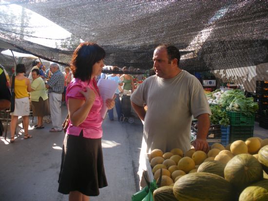 LA CONCEJALÍA DE COMERCIO MANTIENE SU PRIMERA TOMA DE CONTACTO CON LOS MERCADERES Y LES RECUERDA LAS NORMAS DE OBLIGADO CUMPLIMIENTO, Foto 2