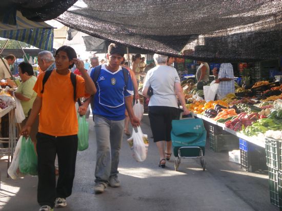LA CONCEJALÍA DE COMERCIO MANTIENE SU PRIMERA TOMA DE CONTACTO CON LOS MERCADERES Y LES RECUERDA LAS NORMAS DE OBLIGADO CUMPLIMIENTO, Foto 3