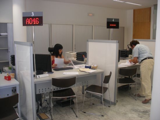 EL SERVICIO DE ATENCIÓN AL CIUDADANO DEL AYUNTAMIENTO DE TOTANA RECIBE LA VISITA DE AUTORIDADES Y TÉCNICOS DEL CONSITORIO DE MAZARRÓN PARA IMPLANTAR ESTA MISMA PRESTACIÓN EN SU MUNICIPIO, Foto 1