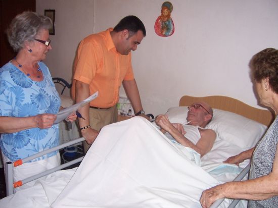 EL ALCALDE REALIZA VISITAS A LAS PERSONAS MAYORES IMPEDIDAS DE LA LOCALIDAD, ORGANIZADAS POR LA ASOCIACIÓN “SALUS INFIRMORUM”, Foto 1