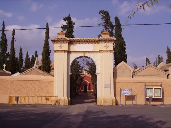LA CONCEJALÍA DE SERVICIOS A LA CIUDAD COLOCARÁ UN MONOLITO DE PIEDRA EN EL CEMENTERIO MUNICIPAL PARA IDENTIFICAR LA SEPULTURA DE LOS HERMANOS COFRADES DE LA SANGRE DE CRISTO Y LA SOLEDAD DE NUESTRA SEÑORA ENTERRADOS EN LA IGLESIA PARROQUIAL DE SANTIAGO, Foto 1