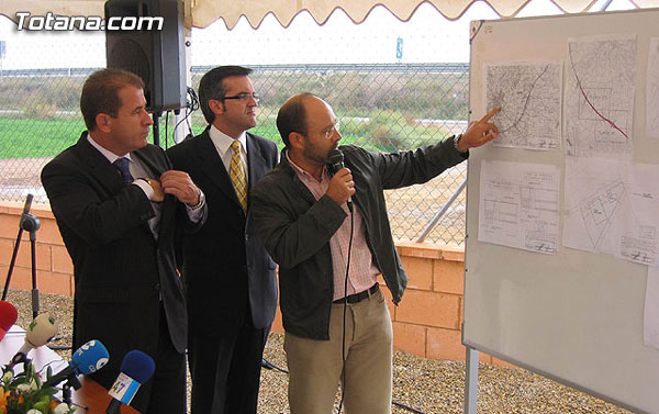 ALCALDE Y CONCEJAL DE INDUSTRIA INAUGURAN SISTEMA DE IMPULSIÓN DE LAS AGUAS RESIDUALES DEL POLÍGONO INDUSTRIAL “EL SALADAR” A LA ESTACIÓN DEPURADORA DE TOTANA, Foto 3