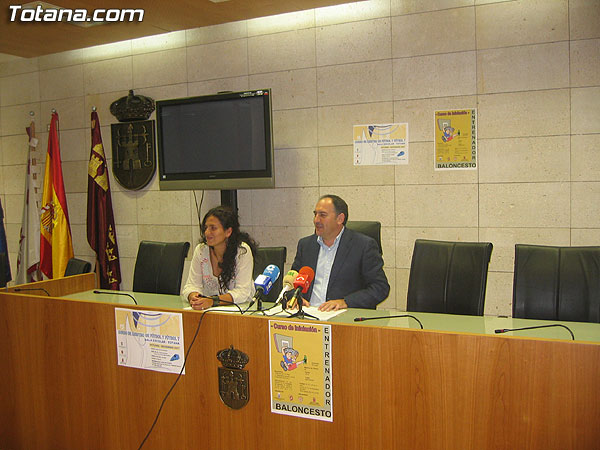 ORGANIZAN DOS CURSOS PARA FUTUROS ENTRENADORES DE BALONCESTO Y ÁRBITROS DE FÚTBOL Y FÚTBOL-7, Foto 1