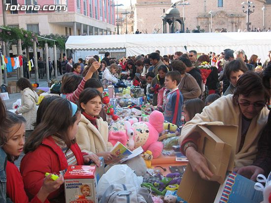 EL MOVIMIENTO JUNIOR Y EL COLECTIVO EL CANDIL ORGANIZARON UN MERCADILLO SOLIDARIO EL PASADO DOMINGO 17 DE DICIEMBRE, Foto 1