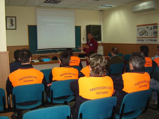 VOLUNTARIOS DE PROTECCIÓN CIVIL EN TOTANA PARTICIPAN EN UN CURSO BÁSICO SOBRE LA CONDUCCIÓN ESPECIALIZADA DE VEHÍCULOS TODOTERRENO, Foto 3