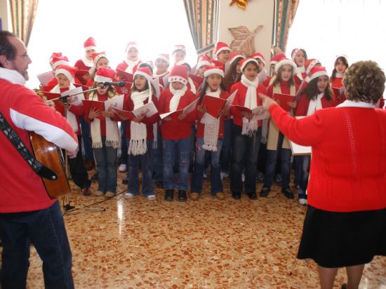 LOS RESIDENTES DEL GERIÁTRICO LA PURÍSIMA PARTICIPAN EN LA FIESTA DE NAVIDAD ORGANIZADA POR EL COLEGIO LA CRUZ”, Foto 2