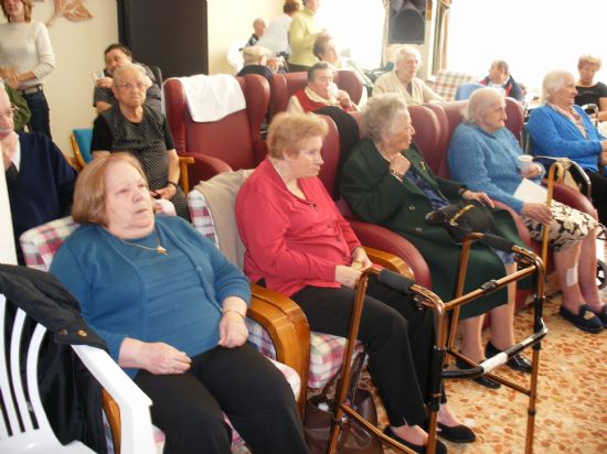 LOS RESIDENTES DEL GERIÁTRICO LA PURÍSIMA PARTICIPAN EN LA FIESTA DE NAVIDAD ORGANIZADA POR EL COLEGIO LA CRUZ”, Foto 3