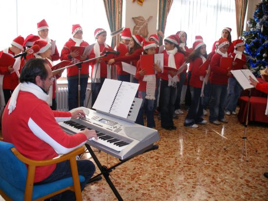 LOS RESIDENTES DEL GERIÁTRICO LA PURÍSIMA PARTICIPAN EN LA FIESTA DE NAVIDAD ORGANIZADA POR EL COLEGIO LA CRUZ”, Foto 4