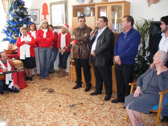 LOS RESIDENTES DEL GERIÁTRICO LA PURÍSIMA PARTICIPAN EN LA FIESTA DE NAVIDAD ORGANIZADA POR EL COLEGIO LA CRUZ”, Foto 5