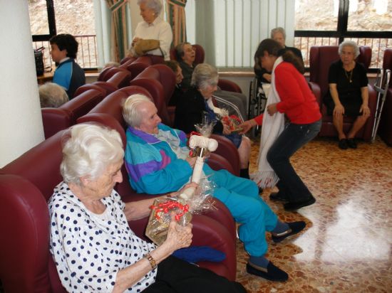LOS RESIDENTES DEL GERIÁTRICO LA PURÍSIMA PARTICIPAN EN LA FIESTA DE NAVIDAD ORGANIZADA POR EL COLEGIO LA CRUZ”, Foto 6