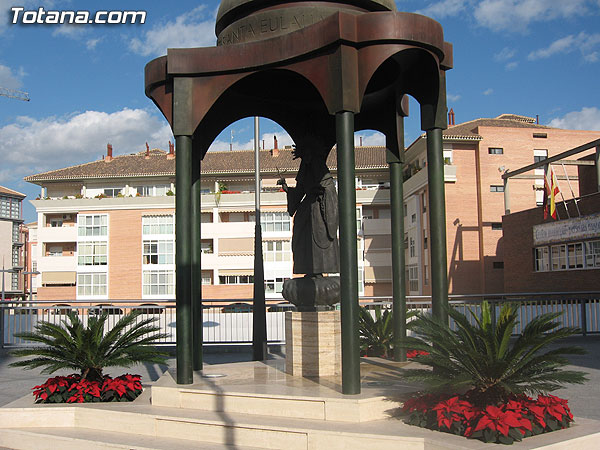 COLOCAN UNAS 1.000 FLORES DE PASCUA EN LOS DIFERENTES ESPACIOS VERDES DE LA CIUDAD DE TOTANA, Foto 1
