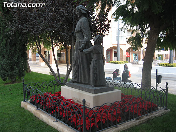 COLOCAN UNAS 1.000 FLORES DE PASCUA EN LOS DIFERENTES ESPACIOS VERDES DE LA CIUDAD DE TOTANA, Foto 2
