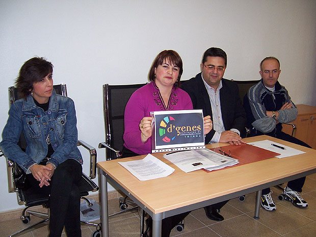 UNA TREINTENA DE FAMILIAS ASISTE A LA PRIMERA ASAMBLEA CELEBRADA POR LA RECIÉN CREADA ASOCIACIÓN DE ENFERMEDADES RARAS “D´GENES” (2008), Foto 1
