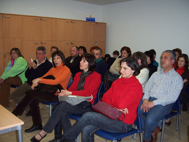 UNA TREINTENA DE FAMILIAS ASISTE A LA PRIMERA ASAMBLEA CELEBRADA POR LA RECIÉN CREADA ASOCIACIÓN DE ENFERMEDADES RARAS “D´GENES” (2008), Foto 2