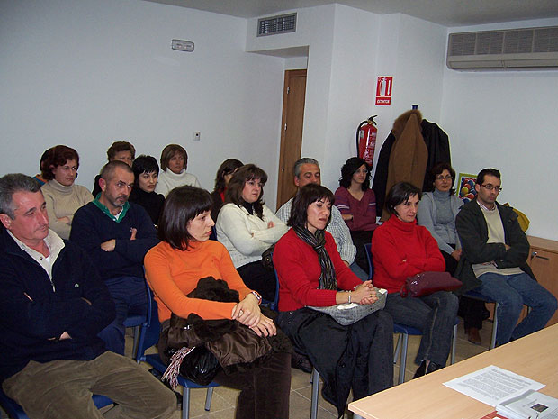 UNA TREINTENA DE FAMILIAS ASISTE A LA PRIMERA ASAMBLEA CELEBRADA POR LA RECIÉN CREADA ASOCIACIÓN DE ENFERMEDADES RARAS “D´GENES” (2008), Foto 3