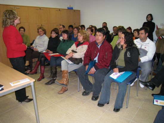 EXITOSO COMIENZO DEL TALLER “NEXO: UNA NUEVA EXPERIENCIA DE APRENDIZAJE”, PARA PADRES Y MADRES QUE “EL CANDIL” DESARROLLA EN LA CONCEJALÍA DE PARTICIPACIÓN CIUDADANA (2008), Foto 1
