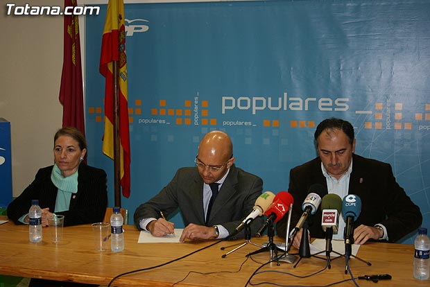EL CANDIDATO DEL PARTIDO POPULAR AL CONGRESO DE LOS DIPUTADOS POR MURCIA, GARCÍA LEGAZ, ASEGURA DURANTE SU VISITA A TOTANA QUE A ZAPATERO “SE LE HA CAÍDO LA CARETA DEL TALANTE”, Foto 1