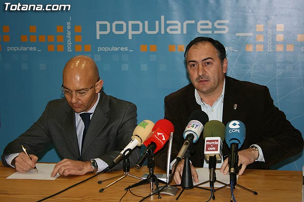 EL CANDIDATO DEL PARTIDO POPULAR AL CONGRESO DE LOS DIPUTADOS POR MURCIA, GARCÍA LEGAZ, ASEGURA DURANTE SU VISITA A TOTANA QUE A ZAPATERO “SE LE HA CAÍDO LA CARETA DEL TALANTE”, Foto 2