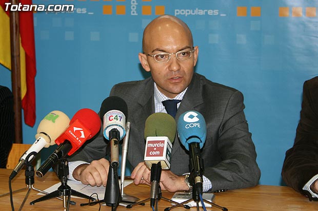 EL CANDIDATO DEL PARTIDO POPULAR AL CONGRESO DE LOS DIPUTADOS POR MURCIA, GARCÍA LEGAZ, ASEGURA DURANTE SU VISITA A TOTANA QUE A ZAPATERO “SE LE HA CAÍDO LA CARETA DEL TALANTE”, Foto 3