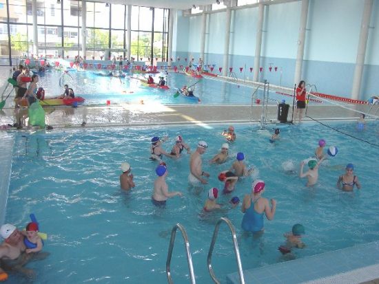 Éxito de participantes en la jornada de piragüismo en la piscina climatizada organizada por la Concejalía de Deportes, Foto 1