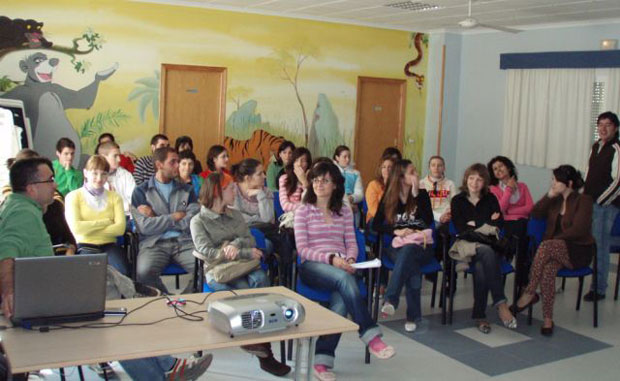 UNA TREINTENA DE COLABORADORES PARTICIPA EN EL ENCUENTRO DE FORMACIÓN ORGANIZADO POR EL COLECTIVO EL CANDIL, Foto 2