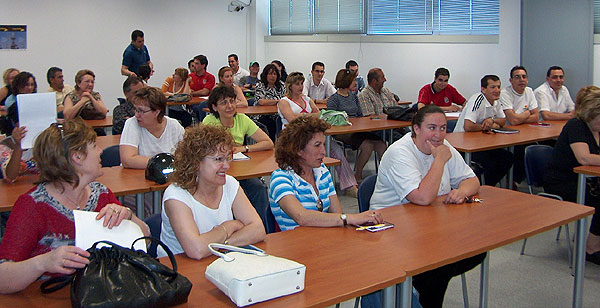 LOS ALUMNOS DEL PROGRAMA DE INICIACIÓN PROFESIONAL PARA EL EMPLEO, ESPECIALIDAD DE AYUDANTE RESTAURANTE-BAR, REALIZAR EL CURSO DE MANIPULADOR DE ALIMENTOS , Foto 1