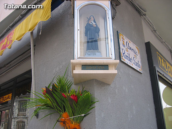 LOS TRABAJADORES MUNICIPALES REALIZAN UNA OFRENDA FLORAL A LA IMAGEN DE SANTA RITA CON MOTIVO DE LA FESTIVIDAD DE SU PATRONA, Foto 1