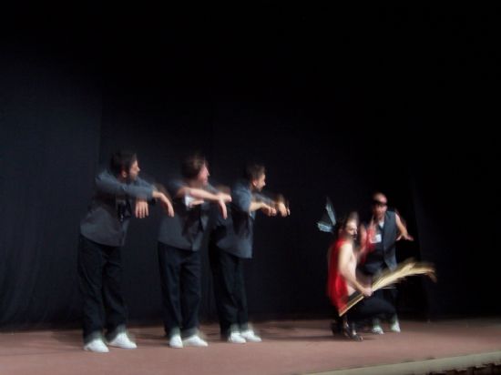 LA COMPAÑÍA “SPASMO TEATRO” PRESENTÓ SU NUEVA OBRA “EXTRACELESTES” EN LA SALA DE ARTES ESCÉNICAS DE LA LOCALIDAD, Foto 2