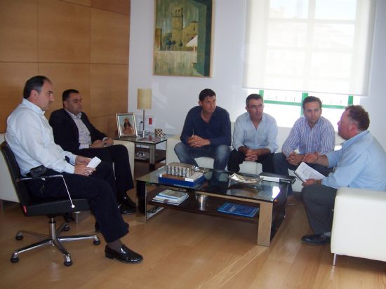 AUTORIDADES MUNICIPALES SE REÚNEN CON REPRESENTANTES DE LAS SOCIEDADES DE CAZADORES DE TOTANA Y EL PARETÓN PARA ABORDAR CUESTIONES QUE AFECTAN A ESTE SECTOR (2008), Foto 1