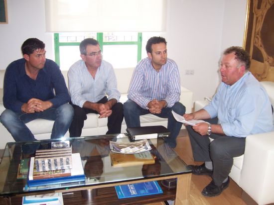 AUTORIDADES MUNICIPALES SE REÚNEN CON REPRESENTANTES DE LAS SOCIEDADES DE CAZADORES DE TOTANA Y EL PARETÓN PARA ABORDAR CUESTIONES QUE AFECTAN A ESTE SECTOR (2008), Foto 2